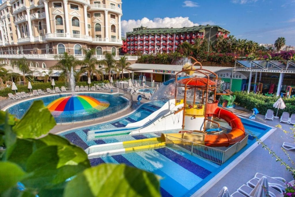 Haydarpasha's water area for kiddos. There are slides and water fountains and pools. 