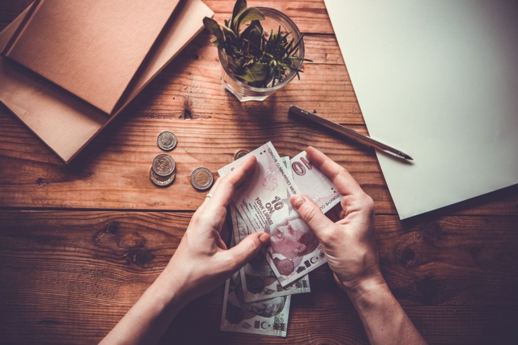 man holding money - average salary in turkey