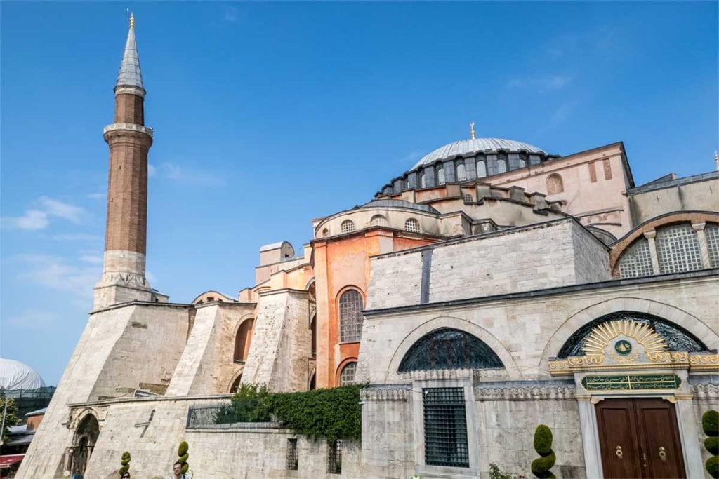 An outside shot of the Hagia Sophia on a sunny clear day