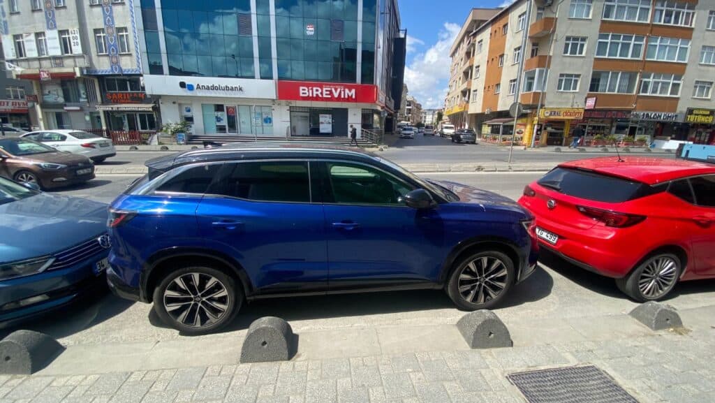 parallel parking in Kadıköy where there is very little space between cars